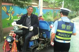 爷爷开“三马子”拉孙子公路“遛弯”图片