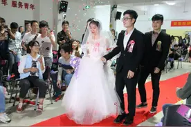 武汉高校学生521举办校园婚礼，羡煞单身汪同学图片