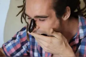 男子活吃三只大蟑螂，嚼进去那一刻，画面已经无法描述！图片