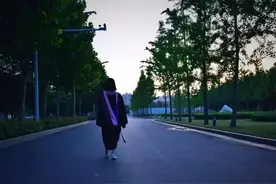 毕业季|离开前，可以再跟你合张影吗？图片