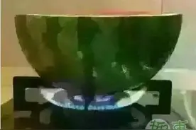 奇葩吃水果，都被玩坏了，我的天图片