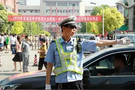 提醒身边的考生：迟到、走错考点可请民警帮忙图片