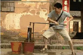 笑话段子来袭：牵着你的手，就像牵着一条狗图片