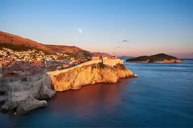 这个地中海上的明珠、人间的天堂胜地 ，曾经却充满硝烟战争图片