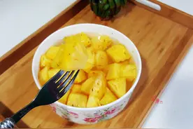 削菠萝不扎手、干净卫生、味道还甜的技巧！图片