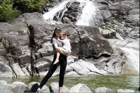 霍思燕晒与嗯哼合影 网友：腿p的真是没朋友图片