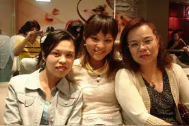 妹妹是亲生我是收养的，如今同时要结婚，爸妈真能区别对待吗？图片