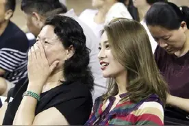 李根女友携李母亮相男篮场边观战，颜值气质具佳真乃女神级！图片