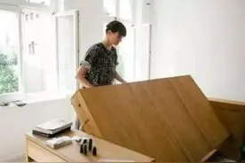 办公桌翻转当床，上班过程还可以这样偷懒图片