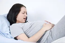 媳妇难产，性命攸关之际公公跑来接生，婆婆强行阻止掀起轩然大波图片