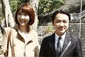 祖蓝背着老婆开车去约会，被调侃能踩到刹车吗？能看到路吗？图片