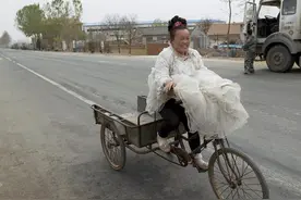 “婚纱姐”漂泊27年，只想有个真正属于自己的“家”图片
