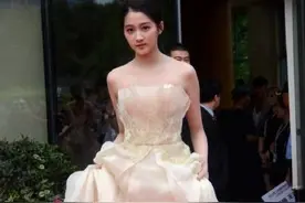 四千年美女鞠婧祎遇上关晓彤满屏尴尬，但“关关鞠鸠”CP很萌啊图片