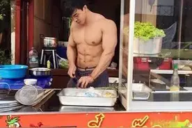 泰国这家面店站了个肌肉猛男，妹子们争相来吃面！图片