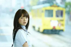 日本童颜少女筱崎爱校服电车，校园风格清纯可人图片