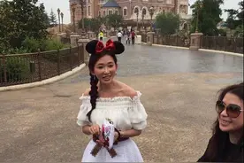 林志玲被困机场9小时后 今日俏皮现身上海迪士尼图片