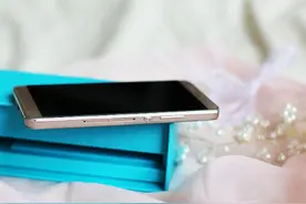 拍娃党告诉你，如何将手机摄像头旋转180°抓拍萌娃精彩瞬间图片