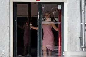 实拍阿姆斯特丹红灯区：风情万种的“橱窗女郎”和最疯狂的夜生活图片