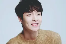 这个boy的酒窝也太撩人了，我就看了三遍。他最近好火啊！图片
