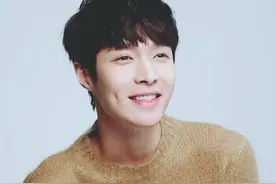 这个boy的酒窝也太撩人了，我就看了三遍。他最近好火啊！图片