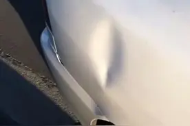 他只是拿来家里一工具往被撞凹的汽车一放 被撞凹处竟轻松复原？图片