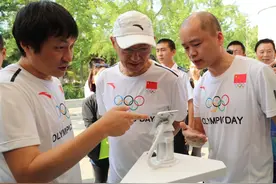 安踏推出智能跑鞋图片