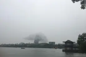 杭州西湖边发生火灾 七辆消防车及时赶来灭火图片