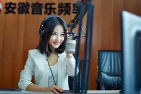 微微：优雅绽放在云端之上的电波女神图片