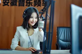 微微：优雅绽放在云端之上的电波女神图片