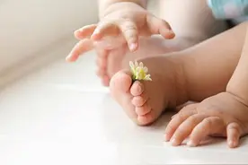 大热天的可以让宝宝光着小脚丫图片