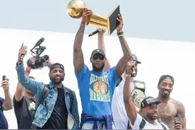 心机詹姆斯 请把总冠军奖杯给欧文拿拿，骑士球员回家庆祝夺冠！图片