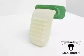 想给你的猫舔毛吗？没问题，LICKI Brush 拿去！图片