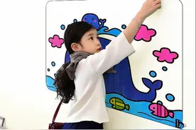 孩子老爱在墙上乱涂乱花怎么办，萌咔贴贴来帮你图片