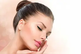 关于脸上长黑斑的原因，斑有是通过什么形成的！图片