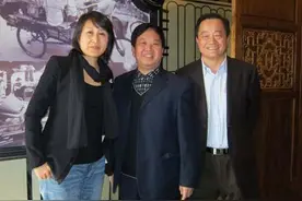 54岁张凯丽和丈夫近照，丈夫曾是知名作家，转行成地产大亨图片