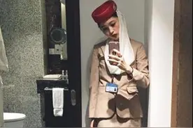 阿联酋航空空姐知性气质超清新，脱下制服的她像换了一个人图片