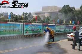 盛夏清凉款迷你洒水车出锅，乌鲁木齐建筑施工跟扬尘说拜拜！图片