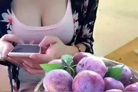 趣味图摘：为什么女生在被表白和求婚的时候总是会捂嘴？神回复图片