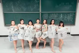 山西农大妹子晒开放毕业照，仅报纸遮体！图片