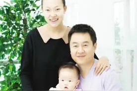 她曾是女乒主力，因谈恋爱被开除，后与年长23岁恩师结婚生女图片