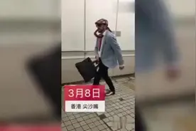 真人或雕像傻傻分不清 行为艺术家表演太赞视频封面