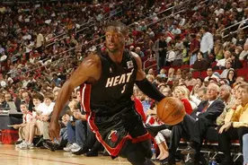 太骚了！韦德标志性的贴地突破！闪电速度就是如此逆天！图片