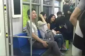 张天爱邓超再同框：邓超穿裤衩脚踩拖鞋土掉渣 张天爱素面朝天图片