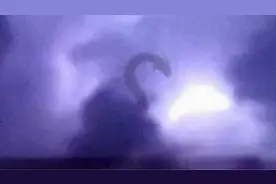 国外，闪电时意外拍摄到龙形，太不可思议图片