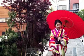 上海上港国脚孙祥富二代妻子穿和服晒照引关注图片