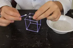 男子将棉签做成正方形立体，结果却勾起不少人的童年回忆图片