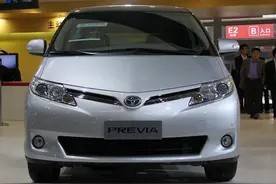 拥有亿万资产的周星驰座驾如此低调，竟只是台丰田！图片