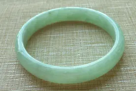 天然翡翠好种淡绿色精雕手镯图片