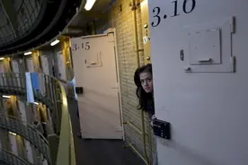 荷兰罪犯太少监狱空置，改为接收难民的住所，难民们不愿离去图片