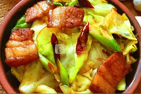 餐桌上解腻开胃的麻辣手撕五花肉包菜图片